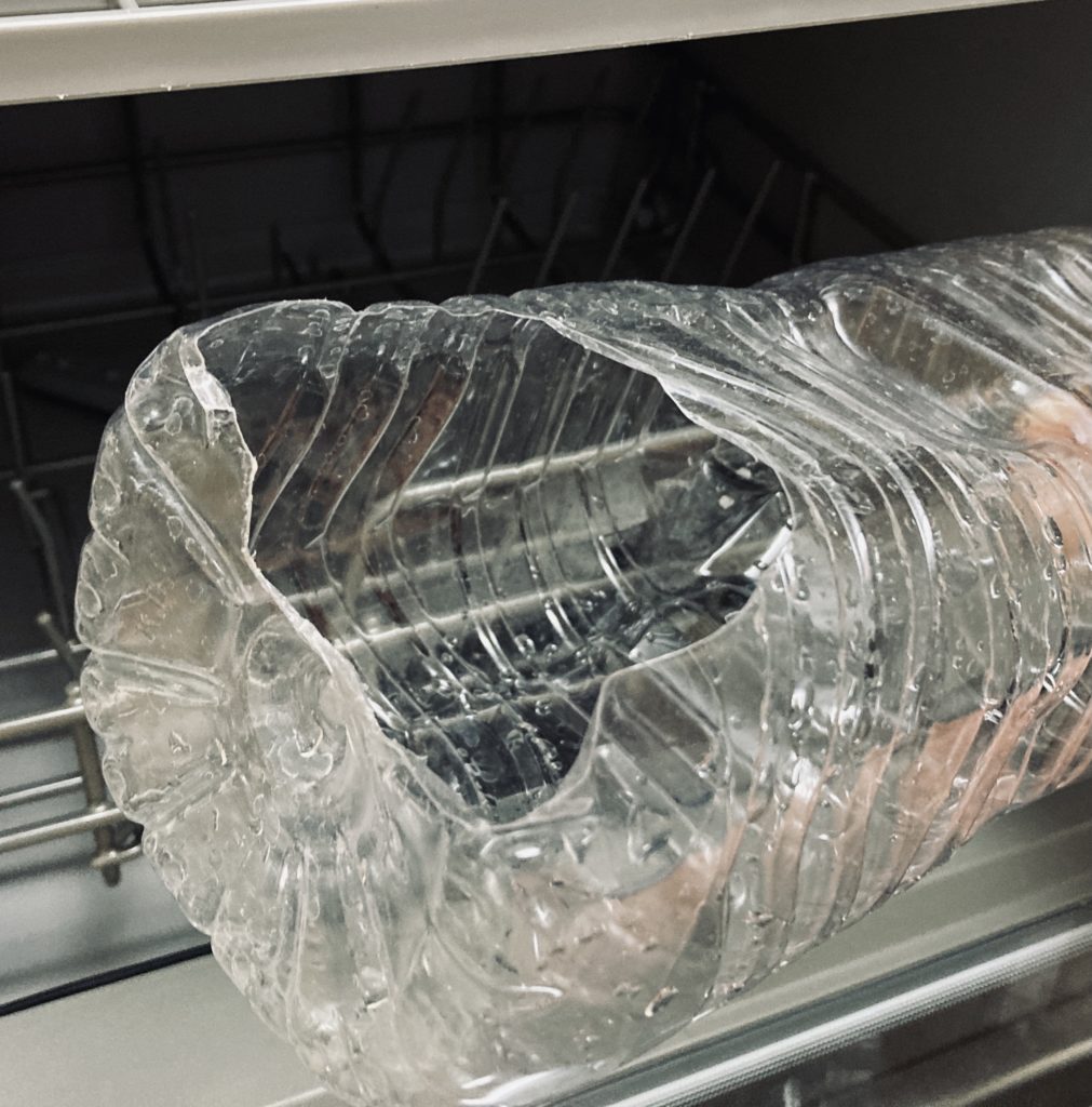 ペットボトルの底に穴を開けた様子
